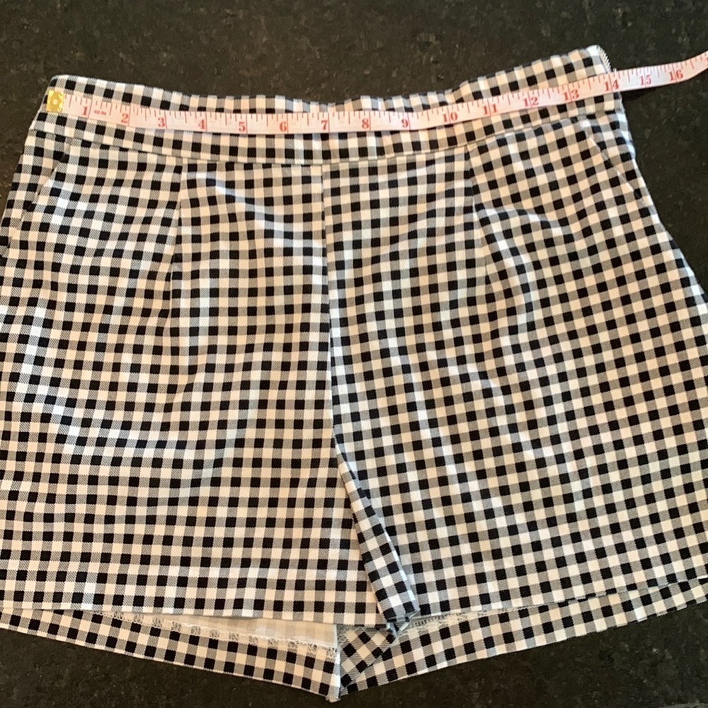 Forever 21 shorts black & white gingham zipper on side ns 2 pockets like new